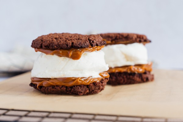 Sandwichs à la crème glacée, chocolat et dulce de Leche