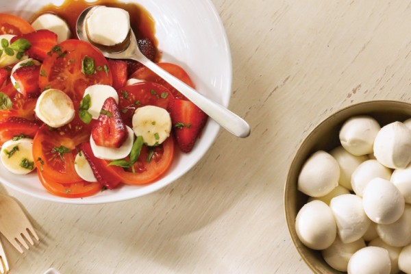 bocconcini tomato and strawberry salad