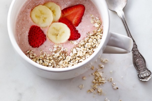 breakfast muesli smoothie bowl