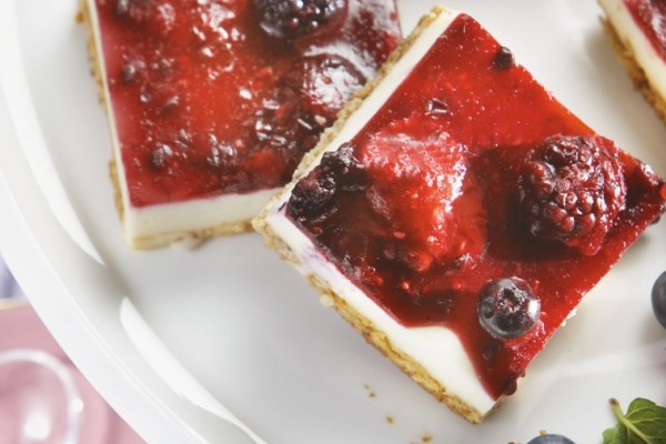 cheese mousse on graham cracker cookies