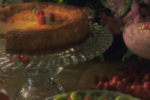 cheesecake with raspberry sauce