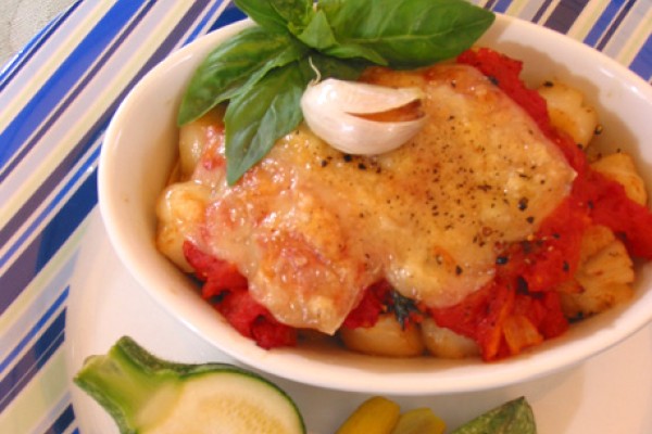 gratin of scallops with roasted garlic and tomato sauce