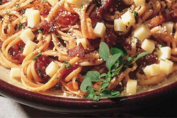 linguini pomodoro with crisp bacon