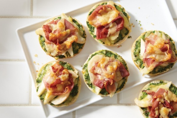 pear and prosciutto pizza with parmesan and arugula pesto