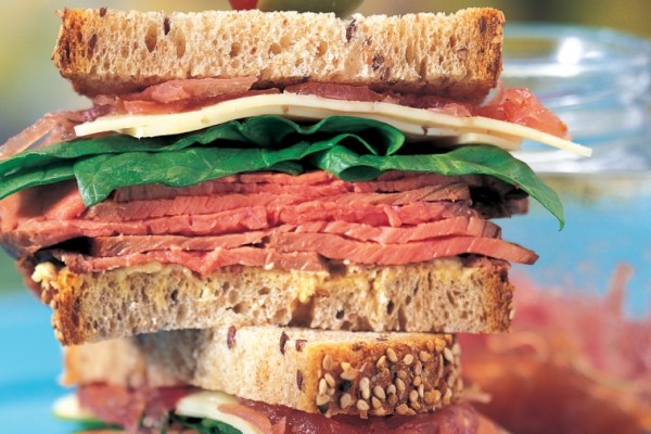 roast beef sandwich with onion confit and havarti