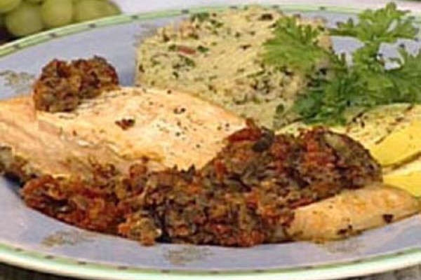 salmon en papillote with black olives and sun dried tomatoes