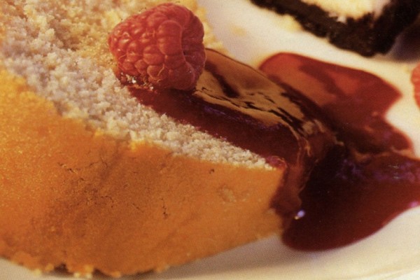 semolina wreath cake with raspberry sauce