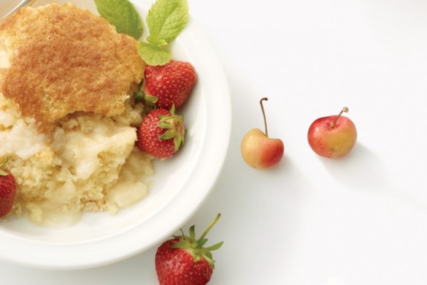 Vanilla pudding cake with mint, strawberries and cherries