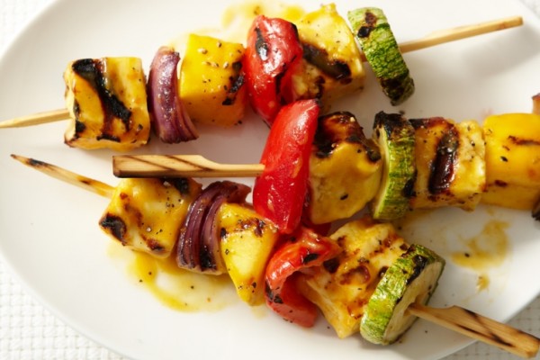 spicy mango halloumi brochettes