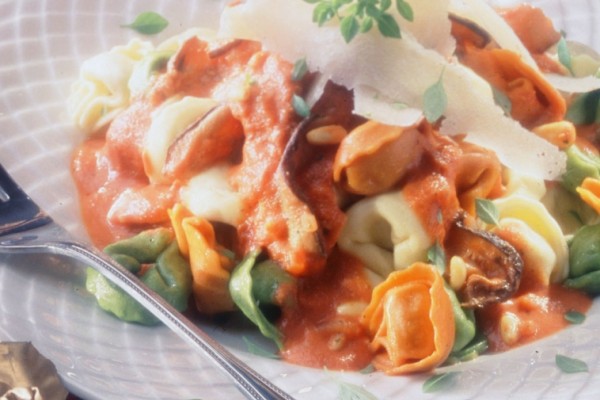 tortellini with rosee sauce tortellini alla crema rosa