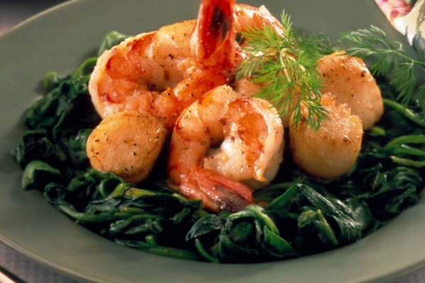 warm seafood spinach salad with balsamic vinegar