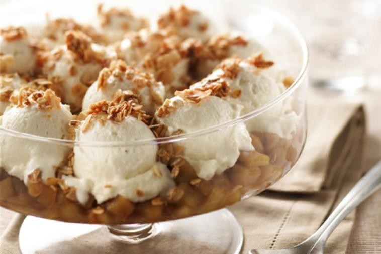 Crumble with Ice Cream and Caramelized Apples 
