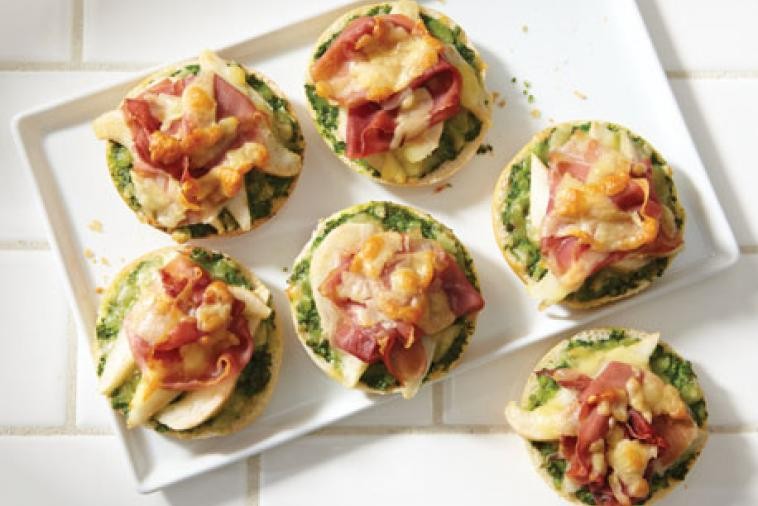 pear-and-prosciutto-pizza-with-parmesan-and-arugula-pesto