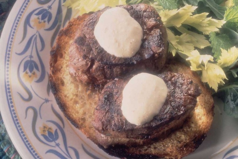 beef tenderloin on crusty garlic bread