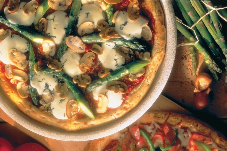 bocconcini and asparagus pizza