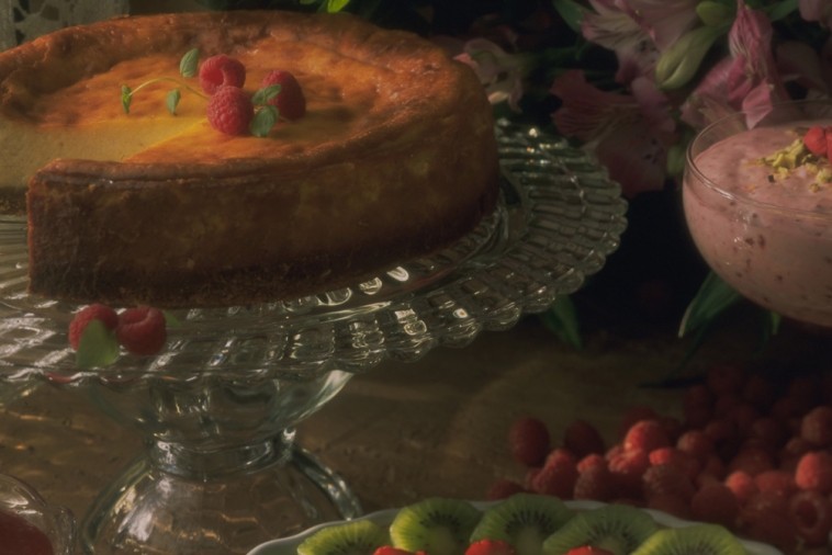 cheesecake with raspberry sauce