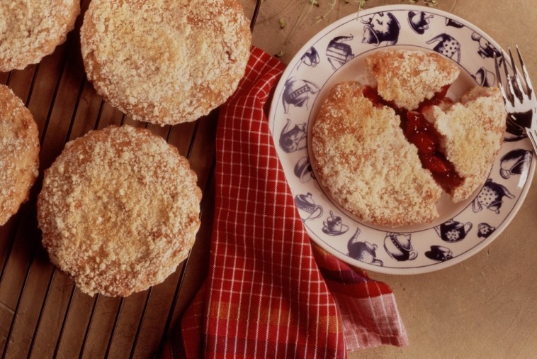 cherry crumble cakes