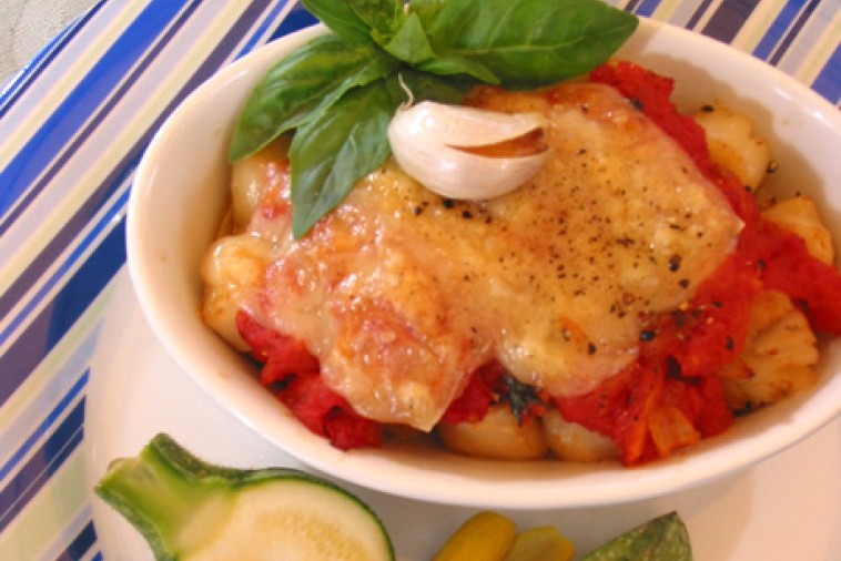 gratin of scallops with roasted garlic and tomato sauce