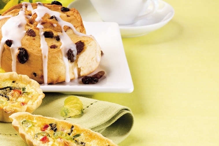 jumbo cinnamon buns with lemon frosting