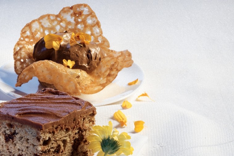 lacy cinnamon cups with chocolate mousse