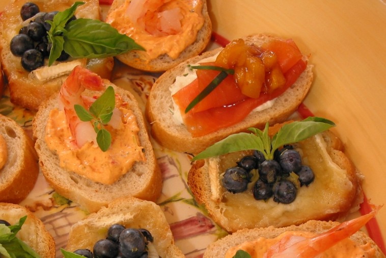 smoked salmon canapes with mango chutney