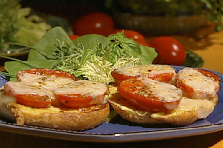 toast with tomatoes and saint paulin